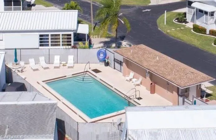 Smaller pool in rear area
