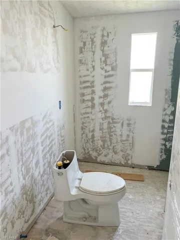 Full Guest Bathroom off hallway