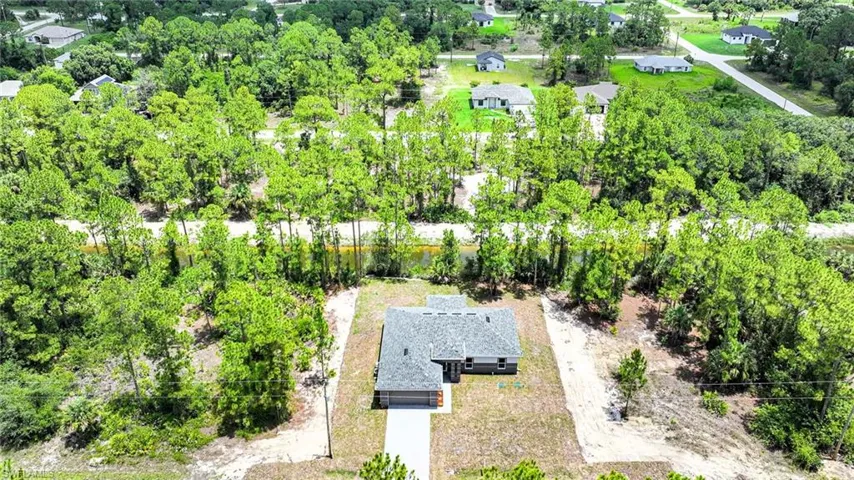 Canal Side Home In Private Setting!