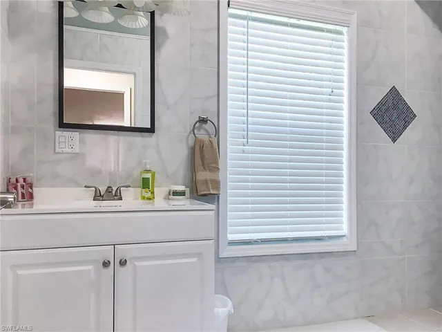5460-Master Bath-Upstairs