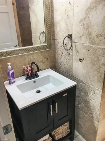 5460- Bathroom First Floor