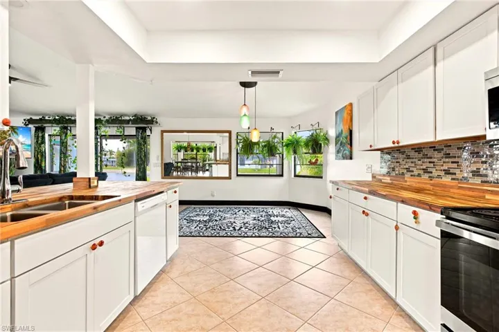 28 Ne 19th Ct, Cape Coral, Florida 33909