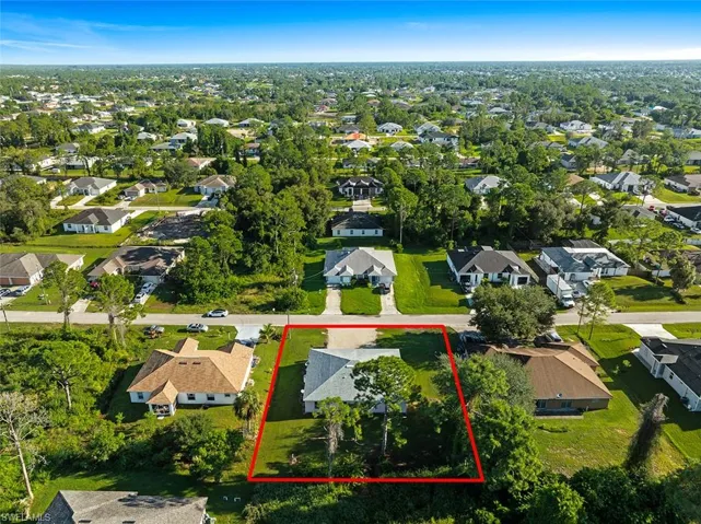 Aerial view of residential area featuring property parcel outlined