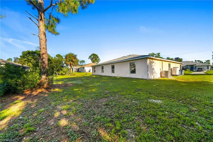 View of grassy yard