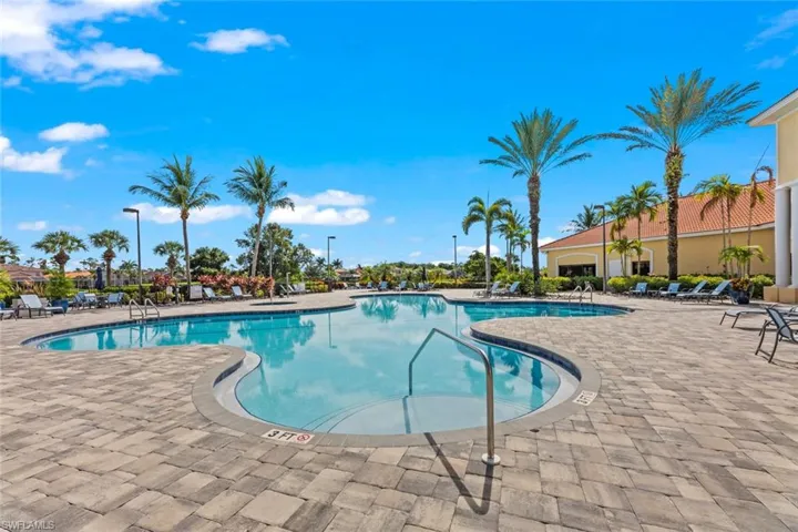 Community pool w/swim lanes