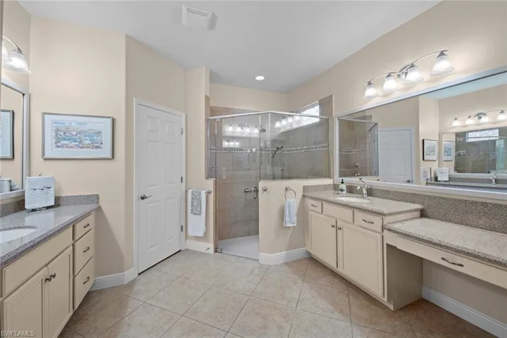 Master bathroom w/dual vanities, makeup vanity