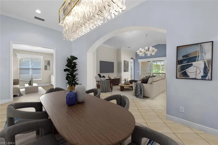 ***VIRTULLY STAGED*** Dining area