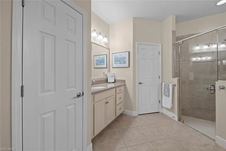 Master bath w/linen closet