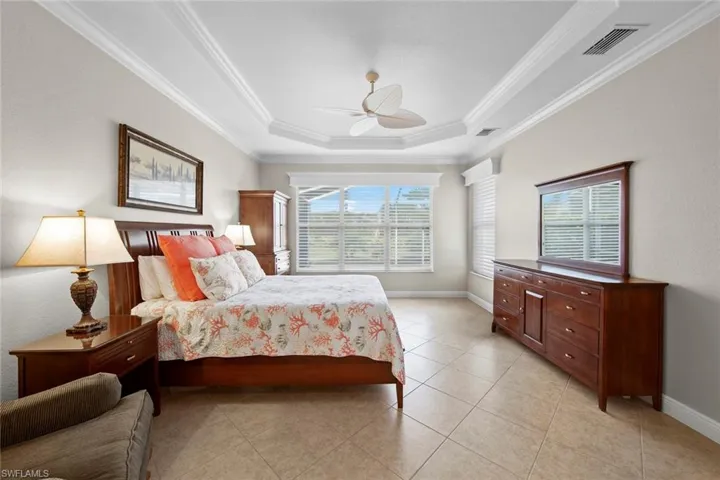 Master bedroom w/tray ceiling