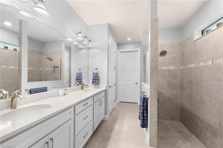 Master bath w/dual sinks, large walk-in shower