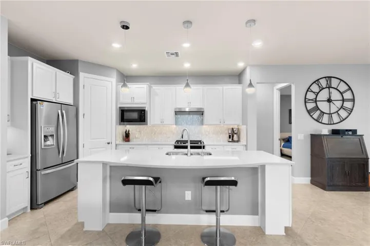 Large kitchen island w/storage on both ends