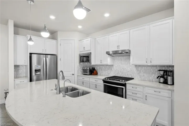 Light, bright kitchen w/Quartz countertops, Natural Gas for cooking, walk-in pantry