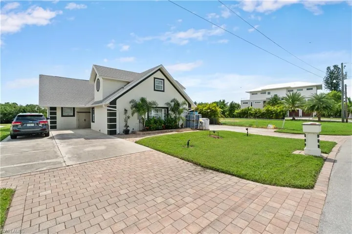 View of front facade featuring a front yard