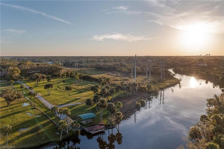 View of the big park and Orange River which takes you 15 minutes to get to the Caloosahatchee by water.