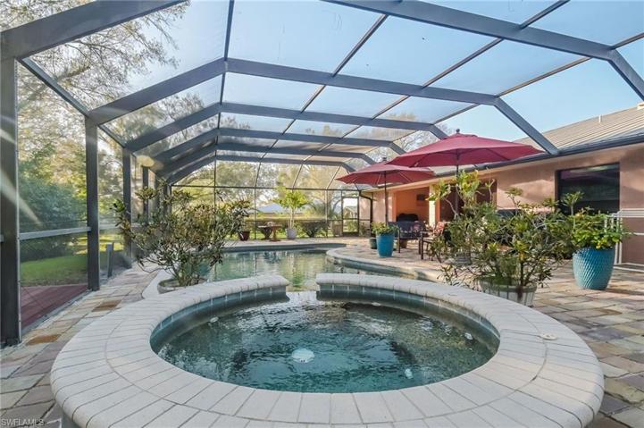Integrated spa....just waiting for you to climb in and melt your cares away!