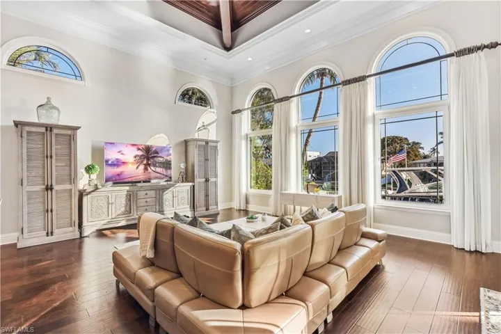 Family room, light, bright , with a high ceiling and ornamental molding