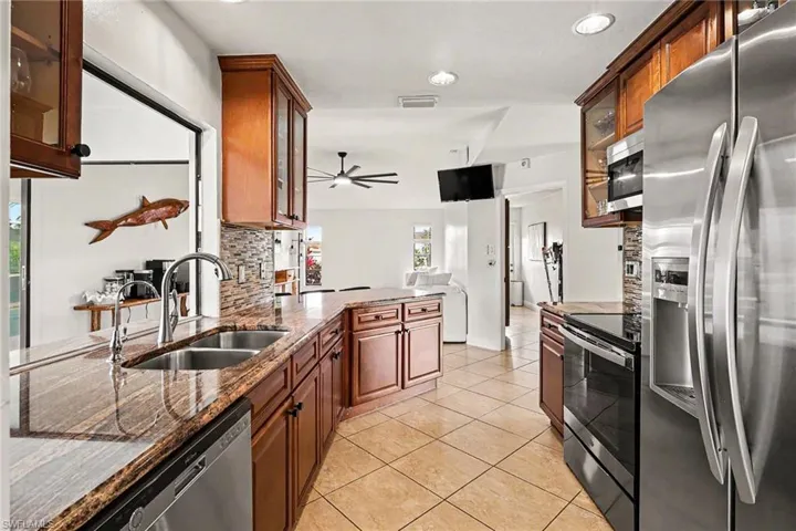 618 Se 11th Pl, Cape Coral, Florida 33990