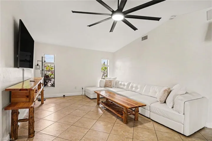 618 Se 11th Pl, Cape Coral, Florida 33990