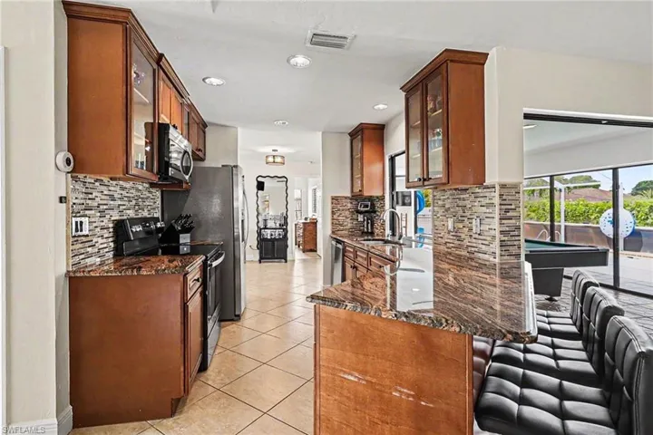 618 Se 11th Pl, Cape Coral, Florida 33990