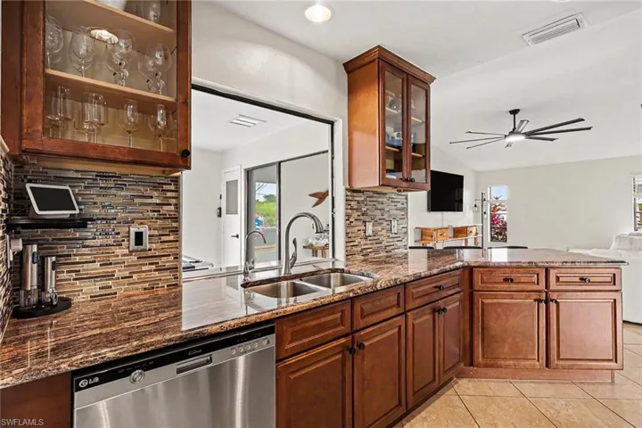 618 Se 11th Pl, Cape Coral, Florida 33990