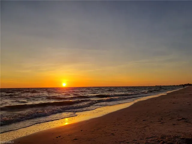 lRoyal Sunsets Every Night!