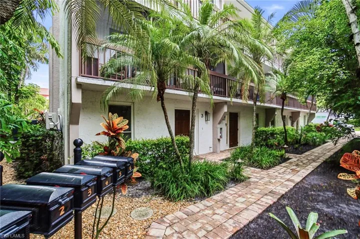 995 9th Ave S 4, Naples, Florida 34102
