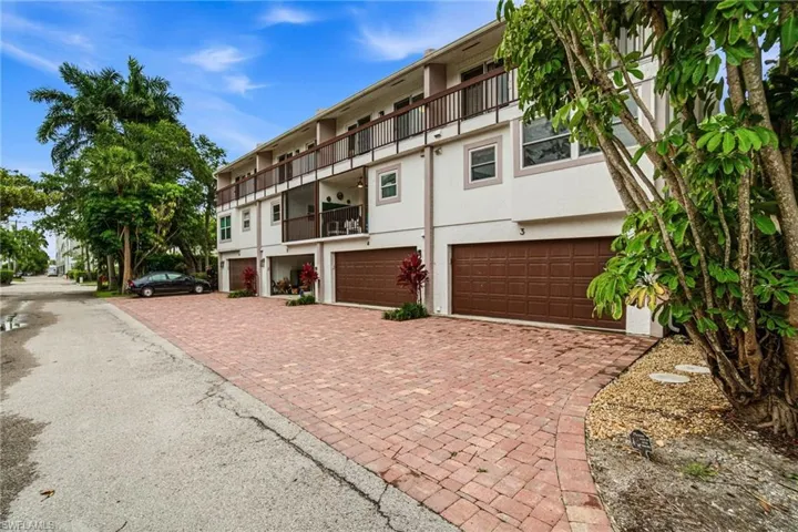 995 9th Ave S 4, Naples, Florida 34102