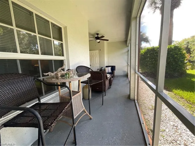 Screened. lanai featuring a ceiling fan