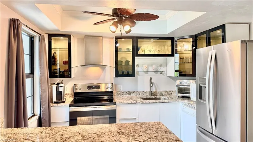 KITCHEN | BREAKFAST BAR | ISLAND