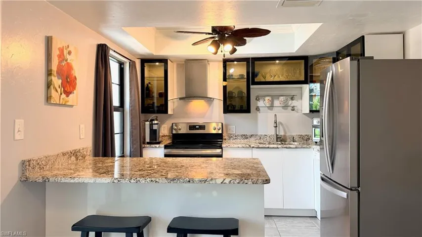 KITCHEN | BREAKFAST BAR | ISLAND