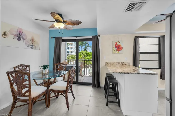 EAT IN KITCHEN, BREAKFAST BAR & BALCONY