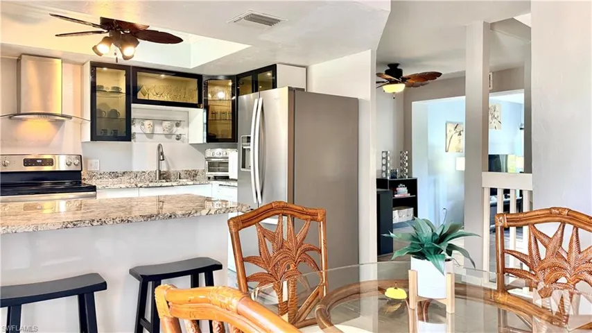 KITCHEN | ISLAND | BREAKFAST AREA