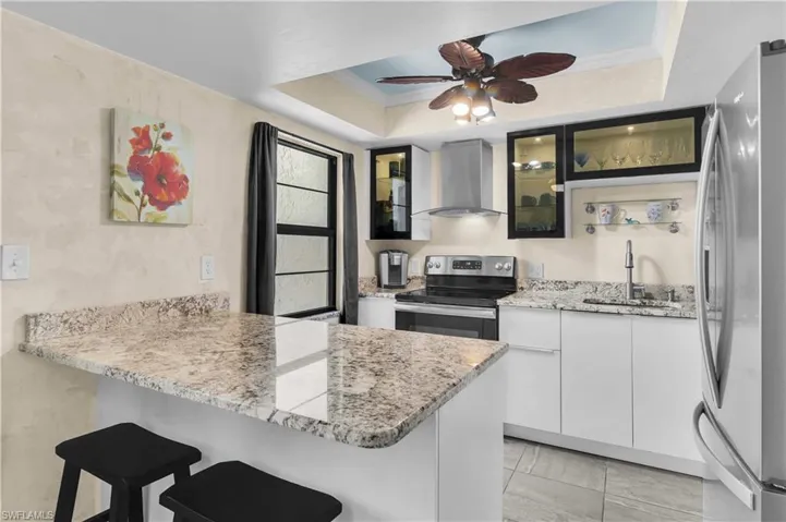 KITCHEN | ISLAND | BREAKFAST BAR