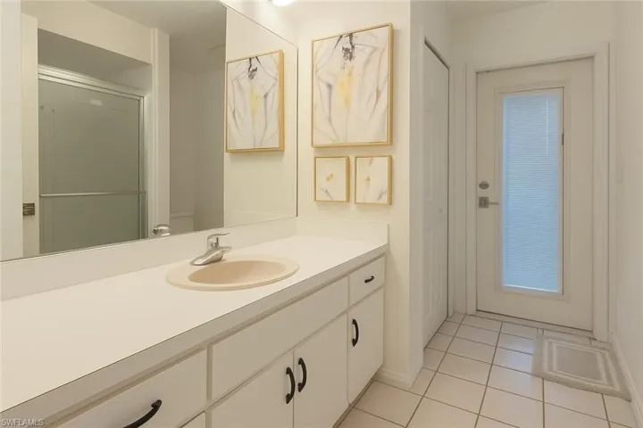 Full bath with access to exterior lanai