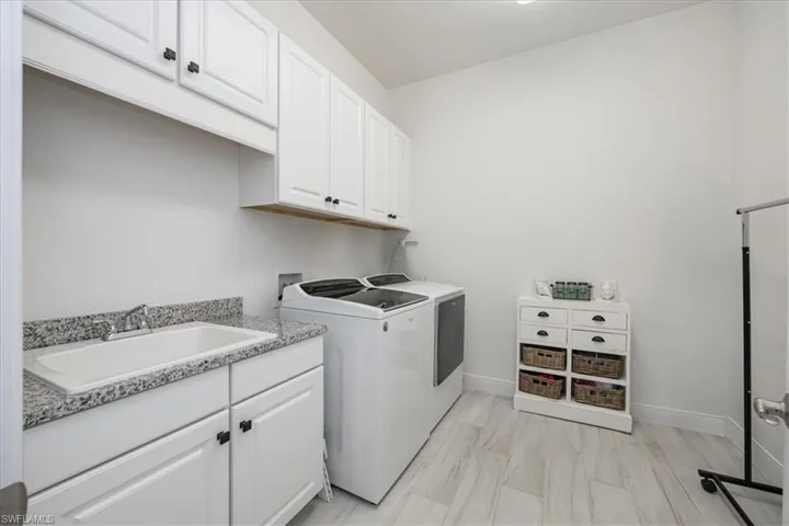 8939  Redonda  DR, Naples, FL 34114