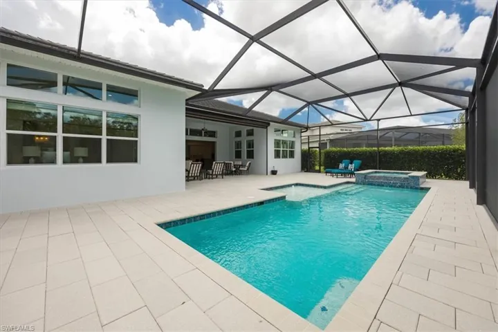 8939  Redonda  DR, Naples, FL 34114