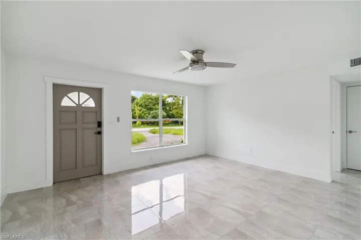 Foyer featuring ceiling fan