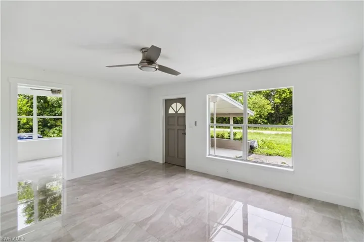 Entrance foyer with ceiling fan