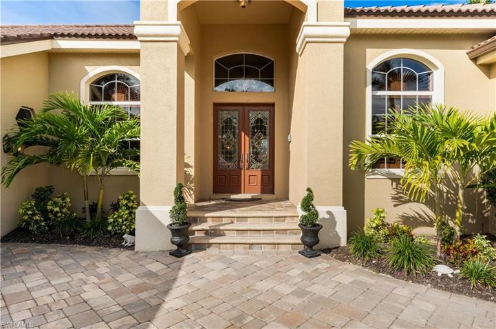 Majestic entryway has 8 ' double etched glassed doors.