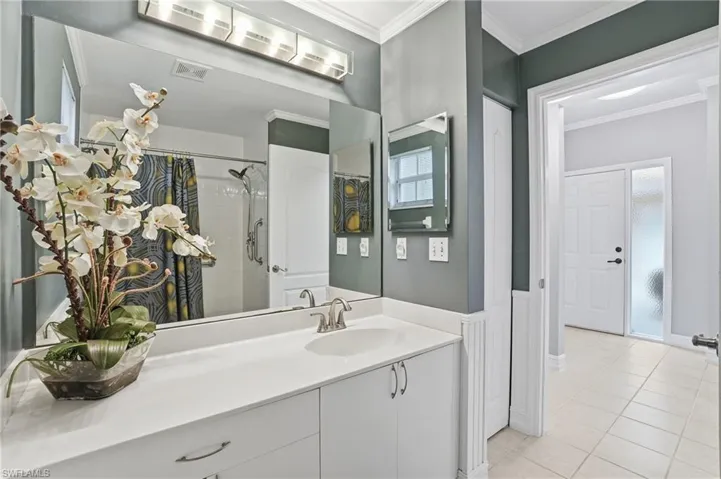 Guest Bathroom with tub