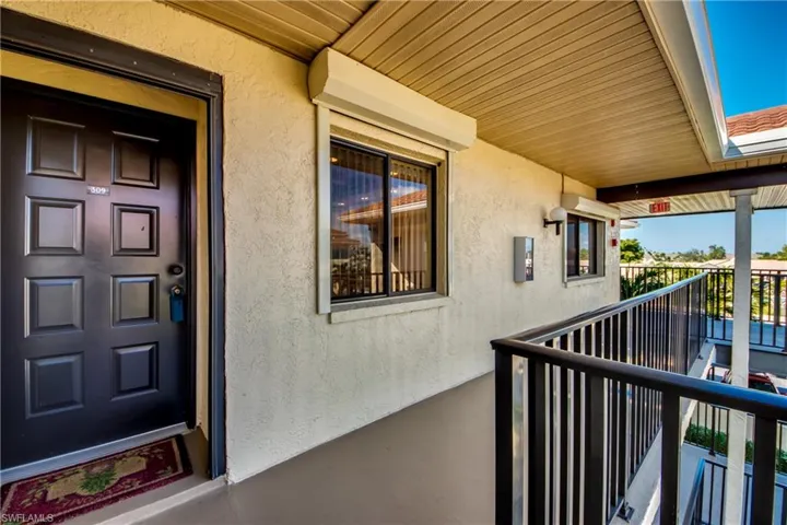 Property entrance with a balcony
