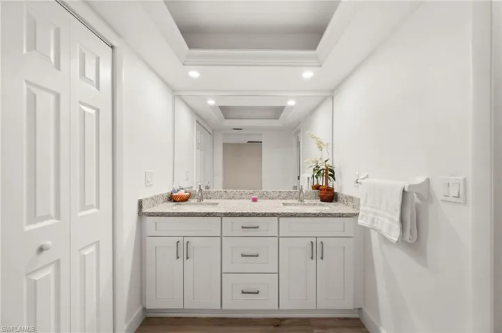 Primary bath with dual sinks