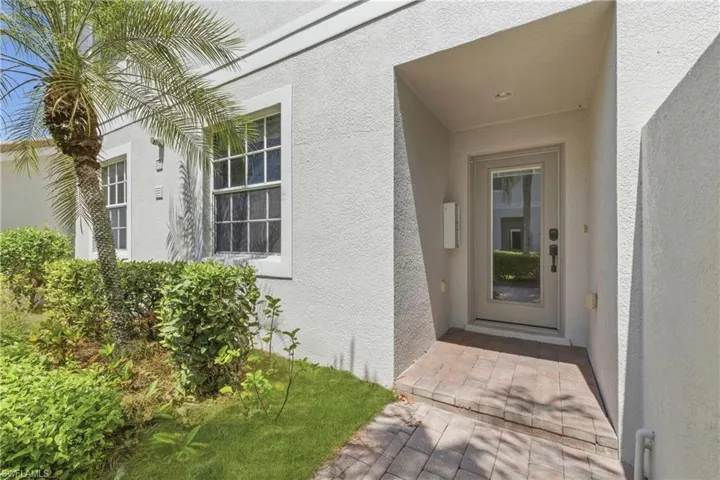 Nice & Private Condo Entry