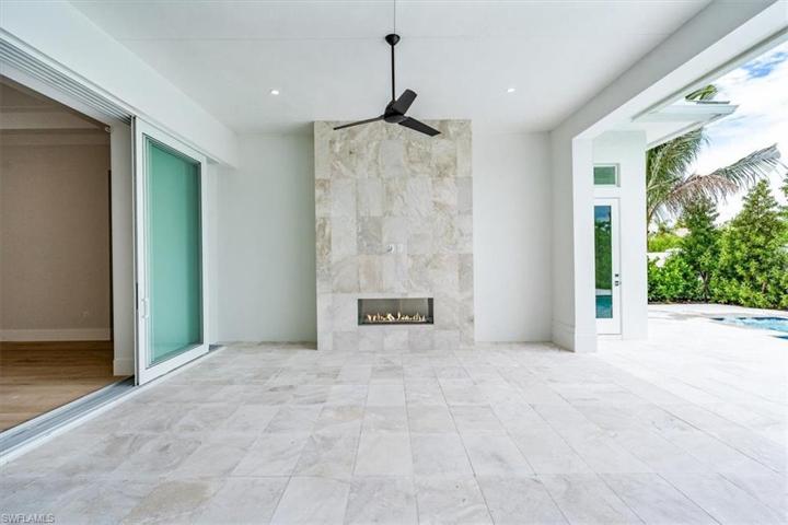 Outdoor natural gas fireplace