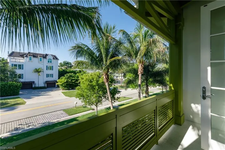 912  9th S AVE, Naples, FL 34102