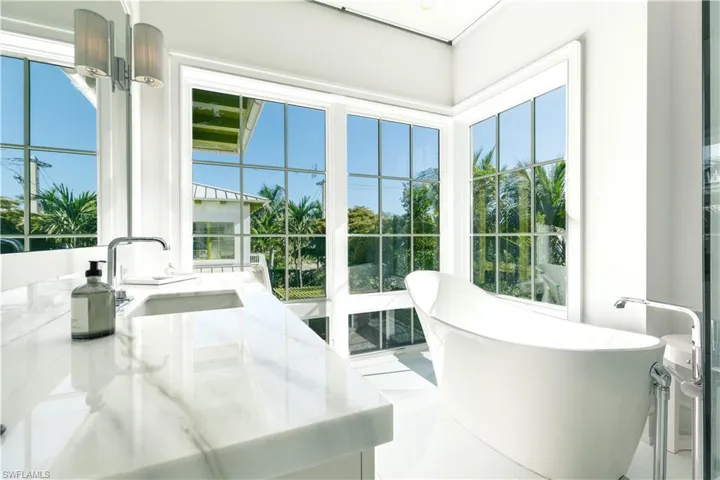 912  9th S AVE, Naples, FL 34102