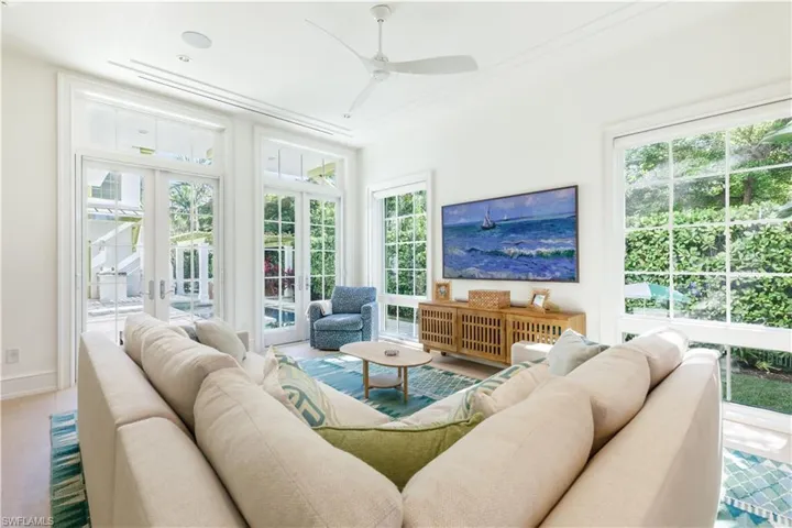 912  9th S AVE, Naples, FL 34102