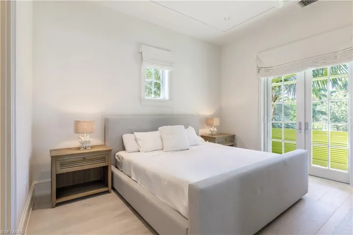 912  9th S AVE, Naples, FL 34102