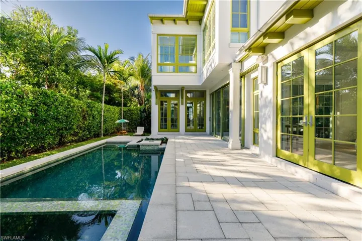 912  9th S AVE, Naples, FL 34102