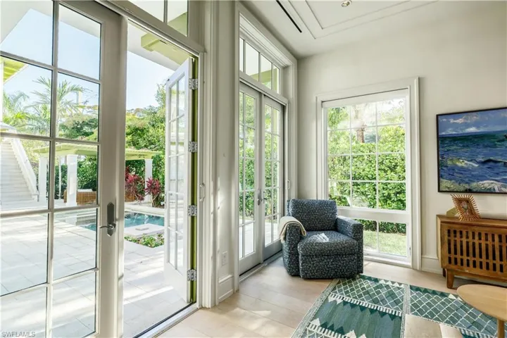 912  9th S AVE, Naples, FL 34102